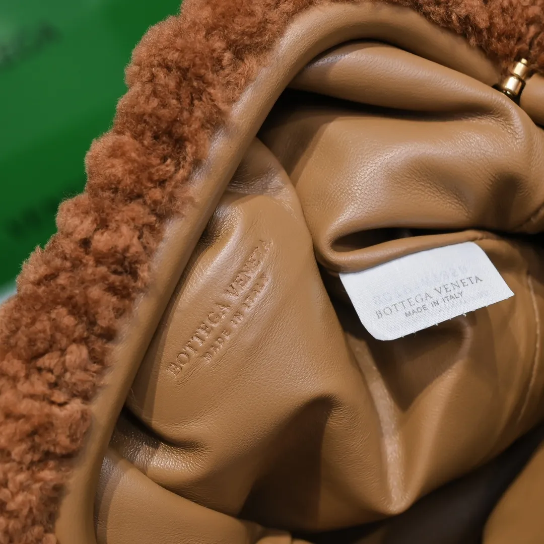 The small caramel 🐱BV pouch is the fluffy version of the cloud bag. It’s here, it’s here, it’s here with the fluff. You’ll know how cute it is when you see the real thing! The soft and fluffy feel is really great. Rua, this year’s furry style, I stand on bv! ! Whether it is a jodie cloud bag or a tote, not all curly teddy fur can be used to make goods. The curl size of the fur directly affects the similarity of the entire bag. Material: full fur and lambskin ➕ lambskin lining is much more expensive than full leather! Again, if you don’t want to develop ZP, of course you have to be willing to spend money ~ 22*13*5,